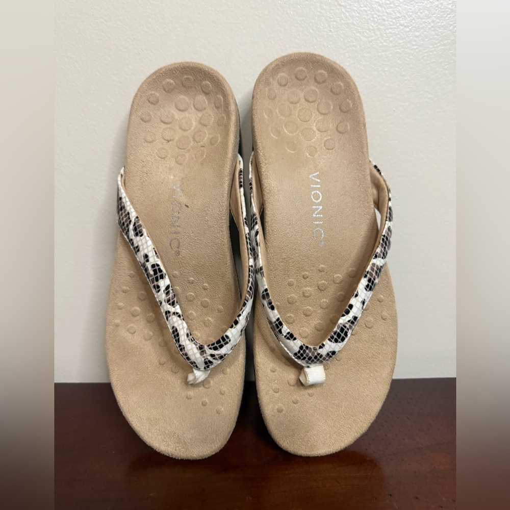 Vionic Tan and Black leopard Patterned Sandals in women’s size 9